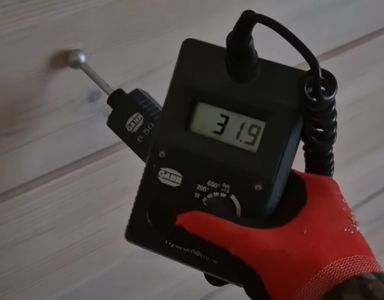 Technicien AXPRO réalisant un test d'humidité pour la détection de fuite